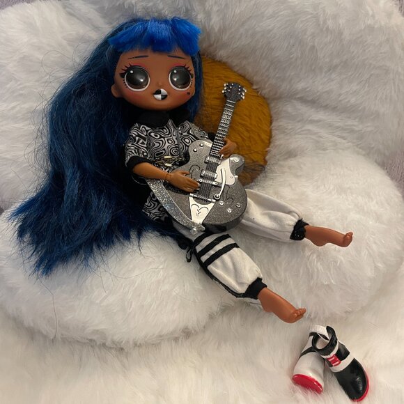 LOL Surprise OMG Downtown BB Fashion Doll Blue Hair (SKU: 320TO) - Picture 8 of 16